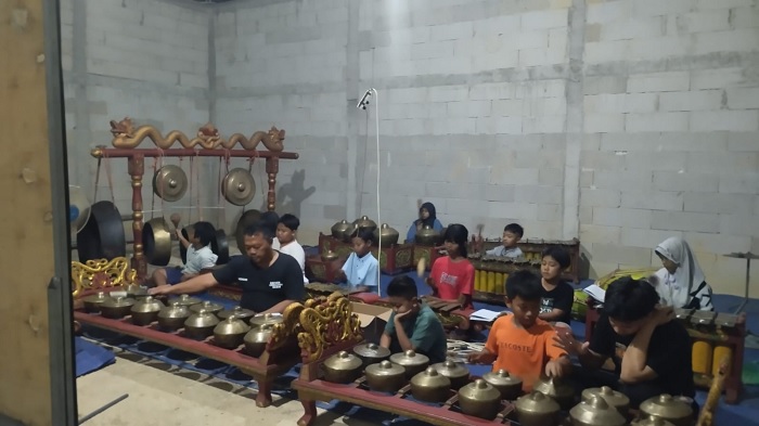 Lepas Gawai Demi Gamelan: Cara Kreatif SKRM Squad Hidupkan DNA Budaya Anak-Anak Sekararum
