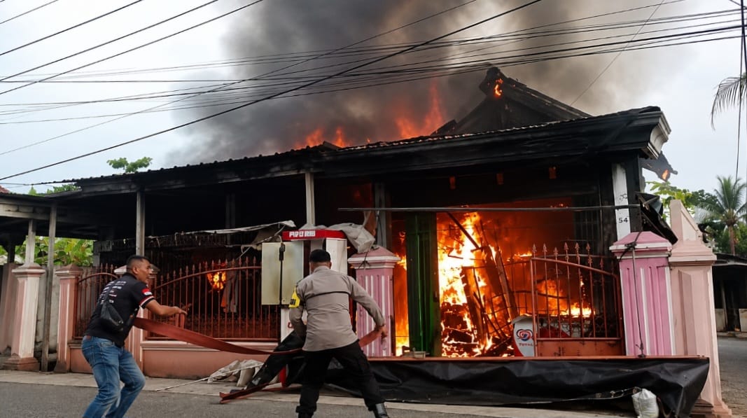 Polsek Kota Agung Bantu Evakuasi Korban Luka Bakar dan Identifikasi Penyebab Kebakaran Rumah di Pekon Kusa