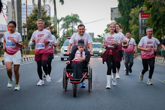Sukoharjo Spektakuler Run 2026: Di Balik UMKM Menguat, Ada Kisah Hangat Ahmad Luthfi Dorong Kursi Roda Sang Putra