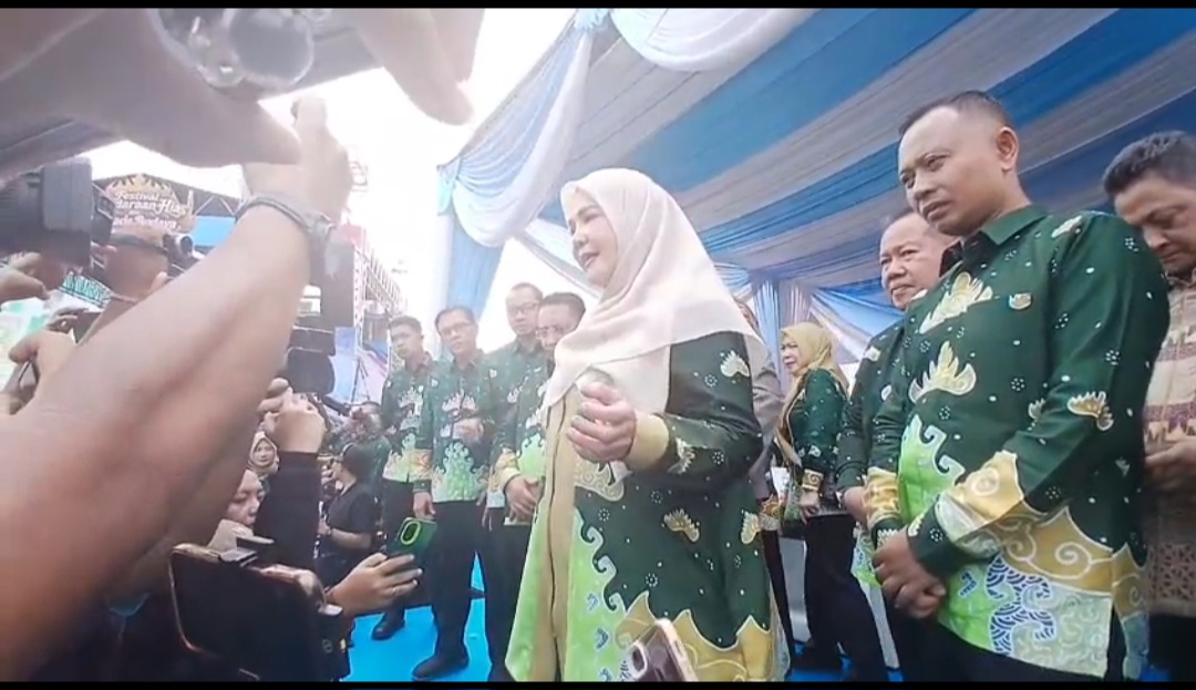 Semarak Parade Budaya Hari Ulang Tahun (HUT) ke-344 Kota Bandarlampung Wali Kota Berbagi Hadiah
