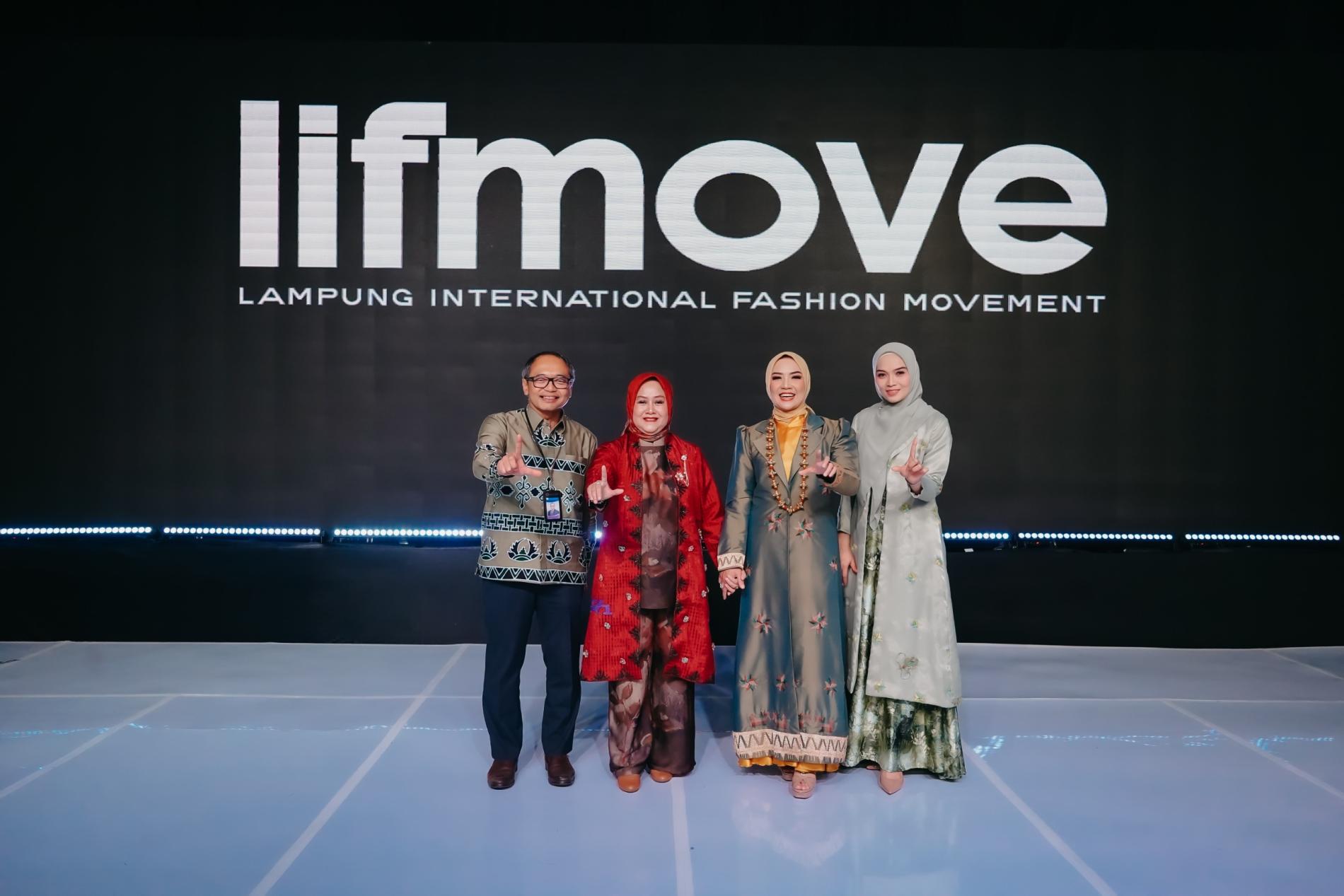Ketua Dekranasda Provinsi Lampung Tampil di Catwalk, Tegaskan Dukungan bagi Kebangkitan Industri Kreatif Daerah