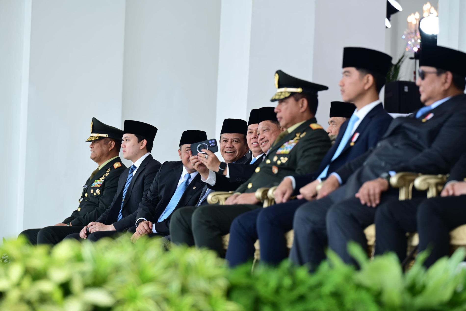 Mendagri Tito Hadiri Upacara Prasetya Perwira TNI-Polri di Istana Merdeka
