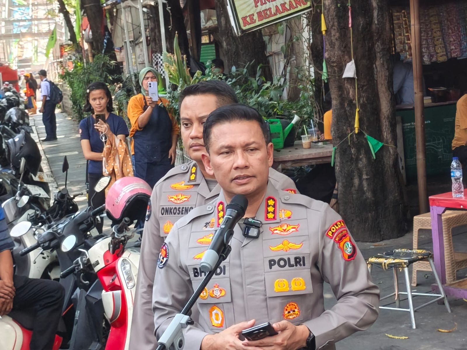 8 tersangka 