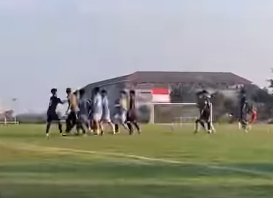 Horor Tendangan Kungfu di Piala Soeratin U-17 Pati: Pemain BJL 2000 Dilarikan ke RS, PSSI Jateng Mengutuk Keras!