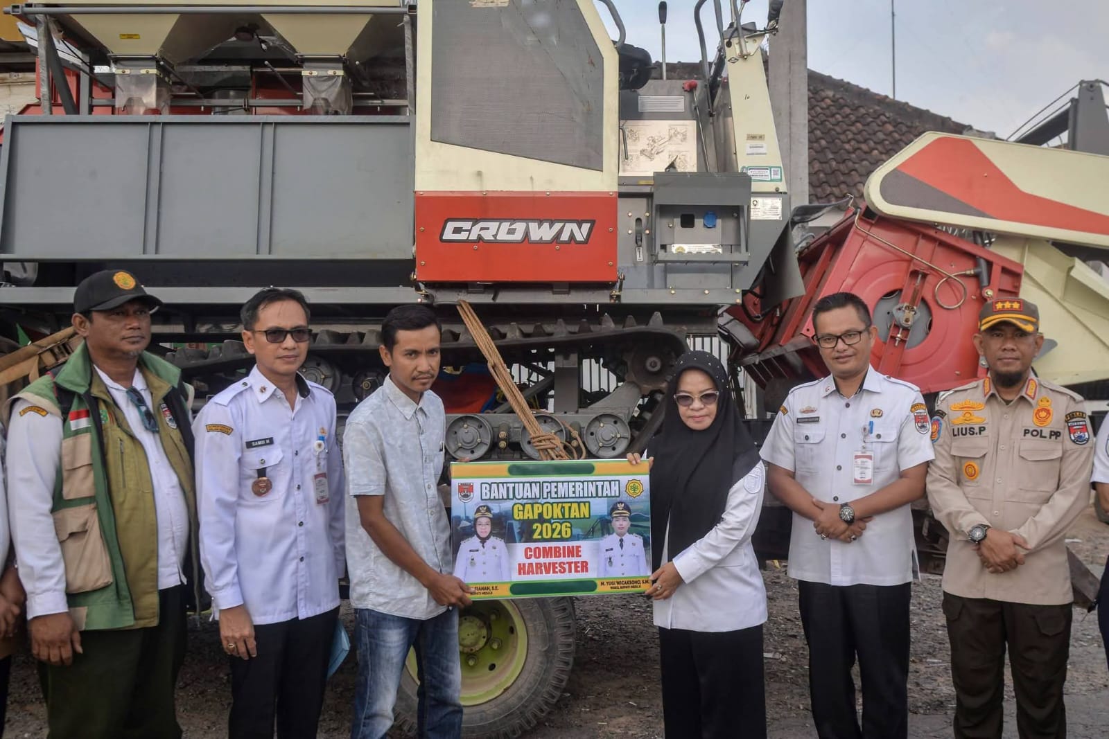 Bupati Mesuji Serahkan Bantuan Combine Harvester kepada Tujuh Brigade Pangan
