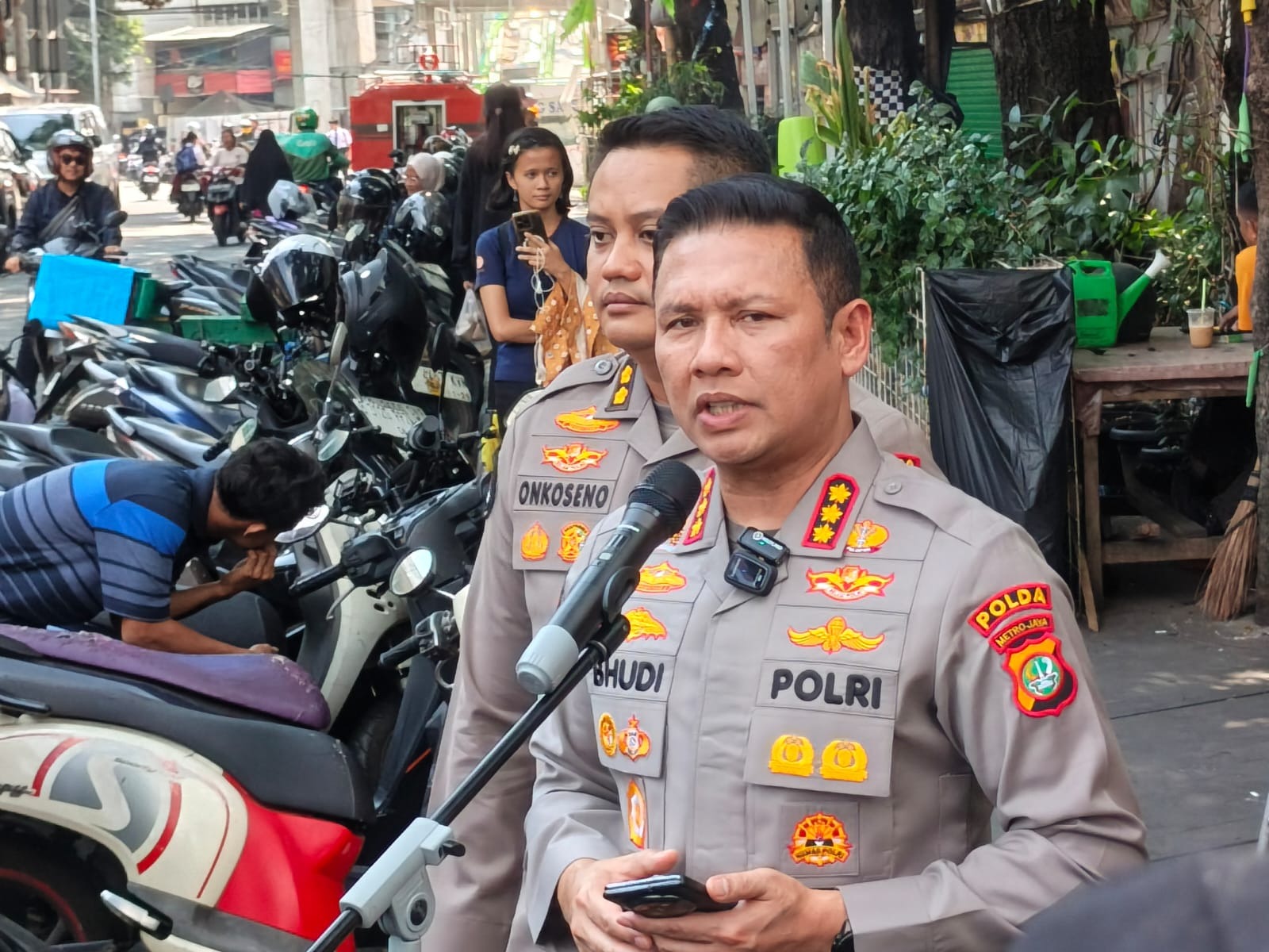Perbincangan warga