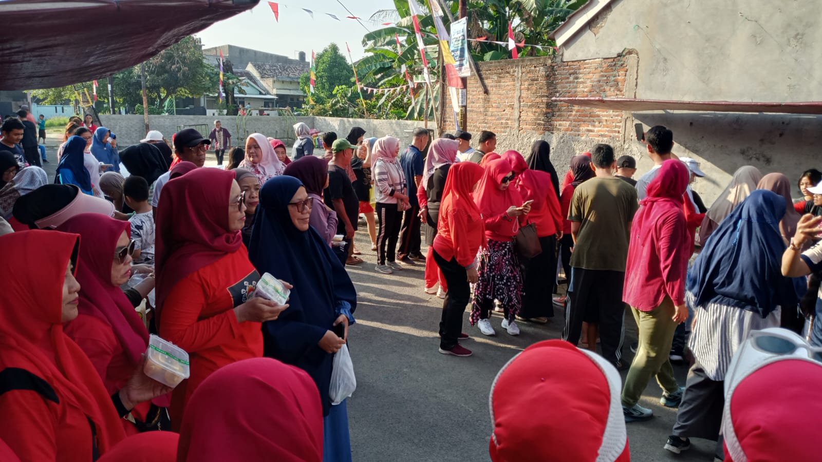 Camat Tanjung Senang Hadiri Senam UMKM di Pematang Wangi