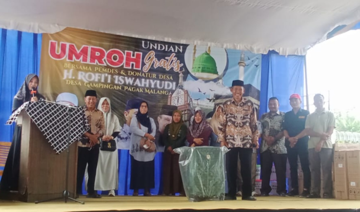 H.Rofii (sebelah kanan podium) di dampingi Kades Gampingan,Hj.Illa Husnah.