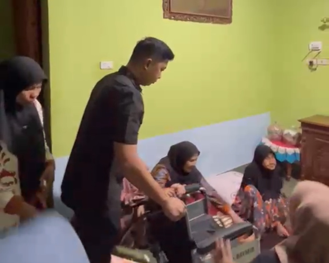 Peduli Warga Berkebutuhan, Eva Dwiana Salurkan 22 Alat Kesehatan di 5 Kelurahan
