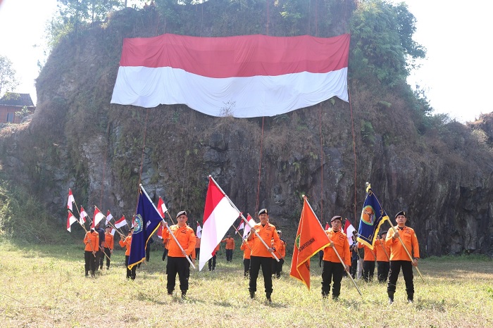 Aksi di Tebing Djaro Pagertoyo, Basarnas Semarang Kibarkan Bendera Raksasa lewat Aksi Rappeling
