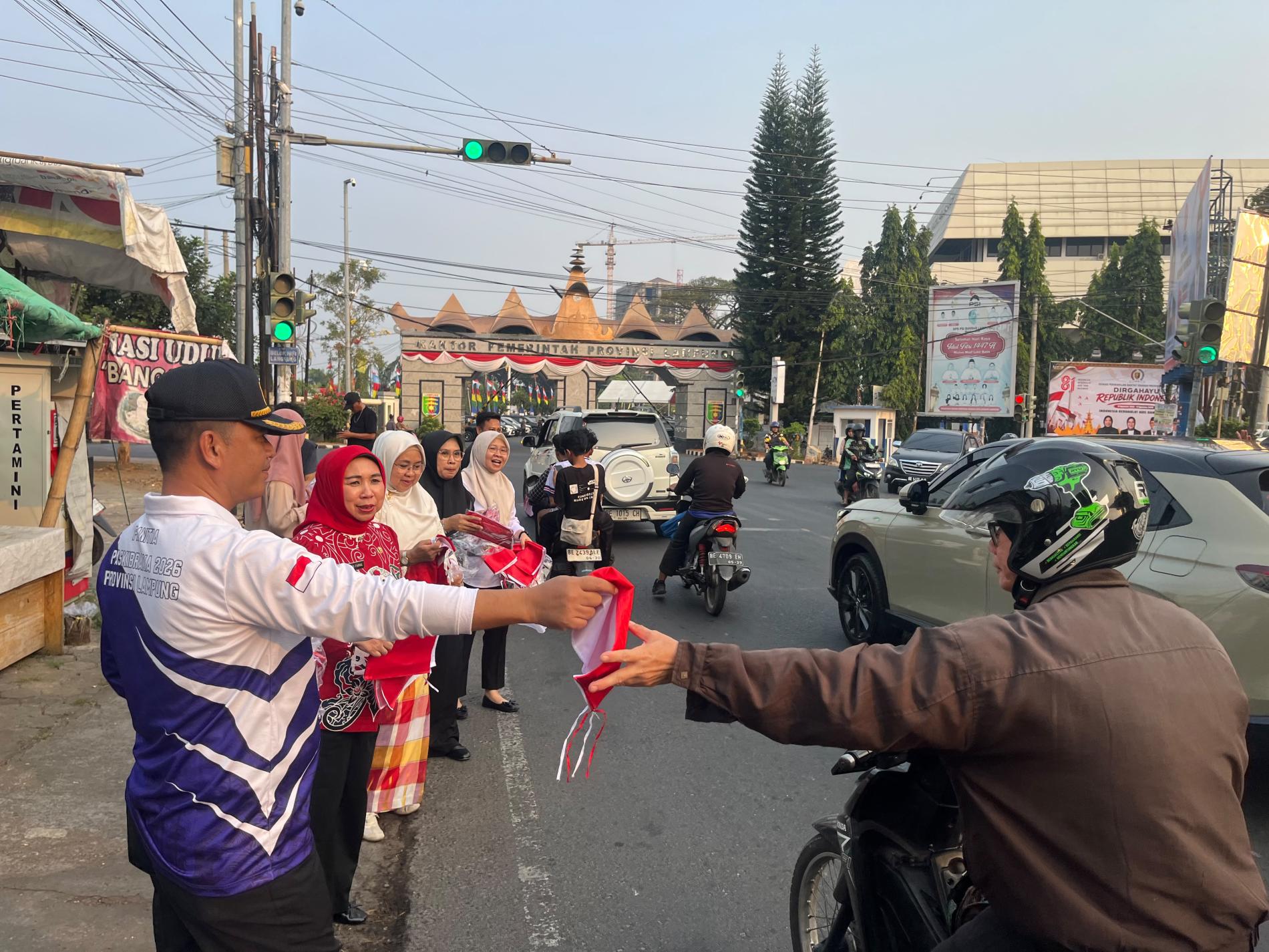 Pemprov Lampung Dorong Nasionalisme Lewat Gerakan Pembagian Bendera Merah Putih