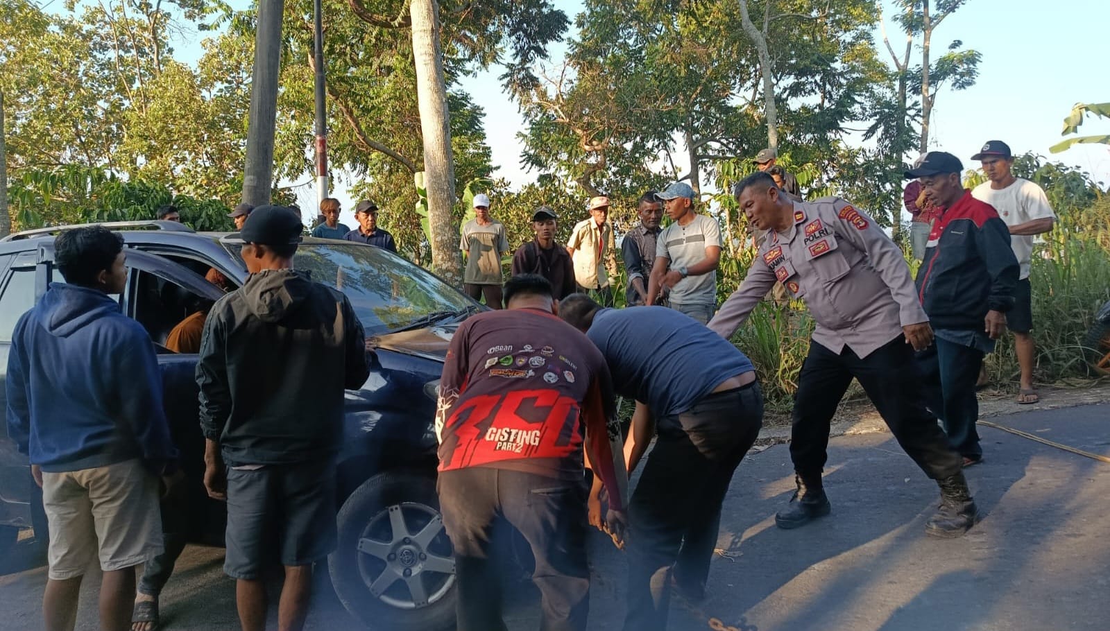 Polsek Pulau Pangung Dibantu Warga Evakuasi Mobil Terguling di Leter S Talang Jawa