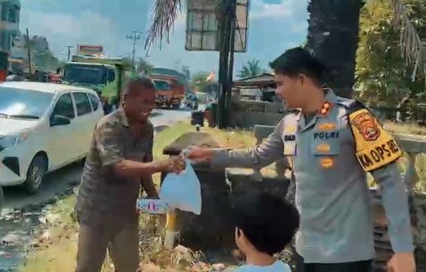 Peringati Maulid Nabi, Kapolres Lampung Tengah Berbagi Nasi Kotak kepada Masyarakat