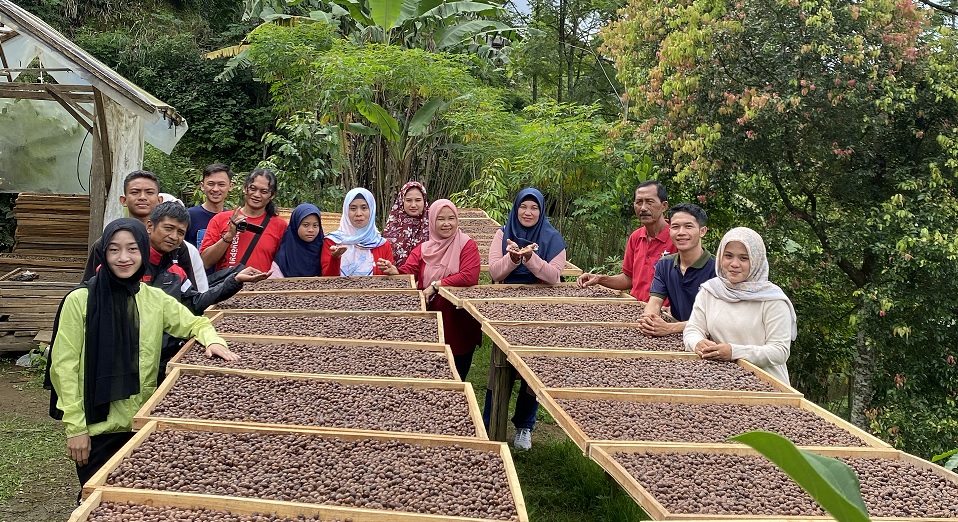 Ngopi Gratis di Slukatan, Seruput Kopi Lokal dalam Hangatnya Kebersamaan