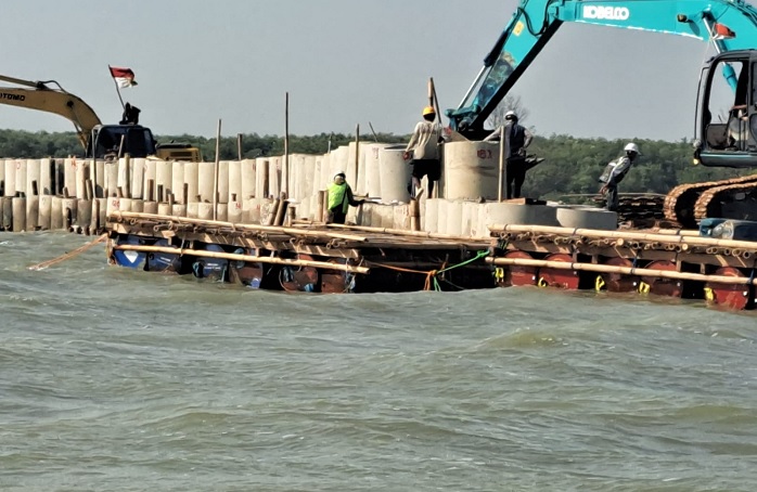 Platform Apung Buatan Dosen Teknik Sipil USM Siasati Mobilitas Material Proyek Tanggul Demak