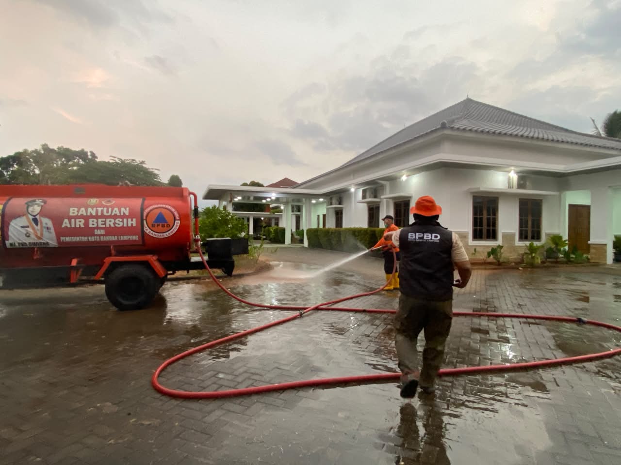 BPBD Bandarlampung Salurkan Air Bersih dan Bersihkan Debu di Sejumlah Wilayah