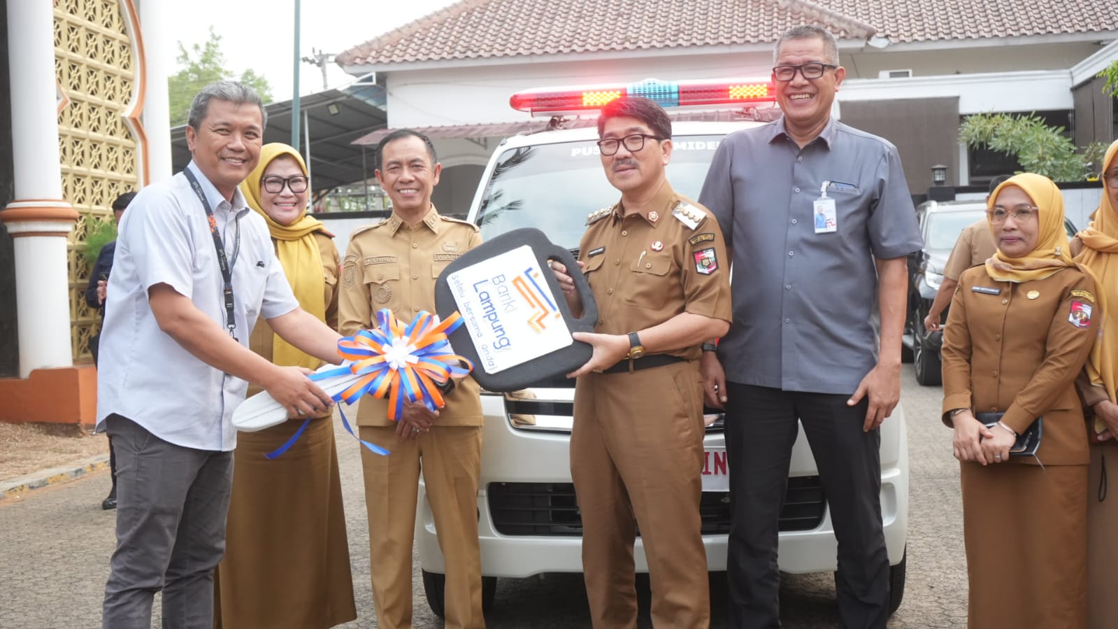 Wujud Komitmen Hadir dan Bermanfaat, Bank Lampung Serahkan Bantuan CSR Ambulans ke Pemkab Lampung Utara