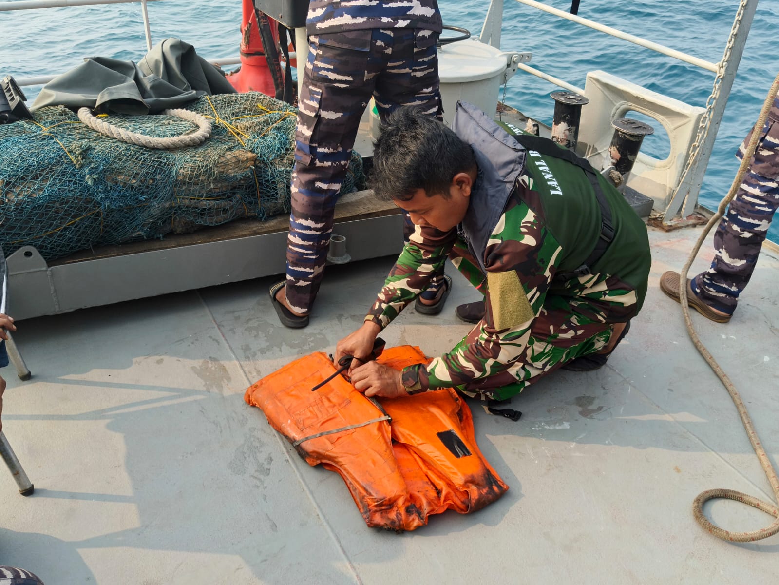 TNI AL Temukan Pelampung Saat Cari Lima Jurnalis yang Hilang di Perairan Anyer