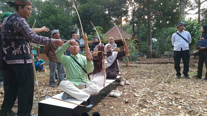 Lepas Penat Usai Lomba, Kafilah MTQ Nasional Asyik Dolanan Egrang dan Jemparingan di Desa Wisata Kandri