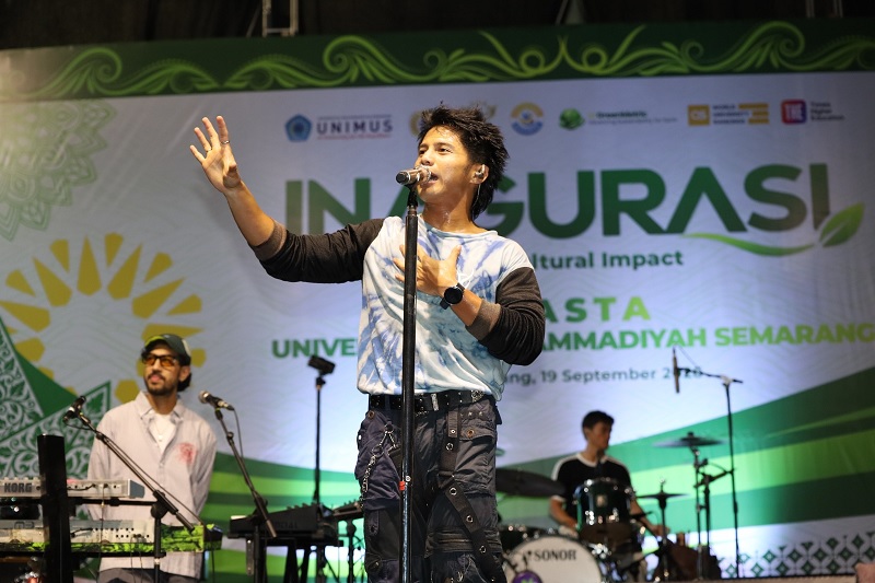 Mimpi Adalah Kunci! Ubay Nidji Bakar Semangat Ribuan Maba di Puncak Masta Unimus
