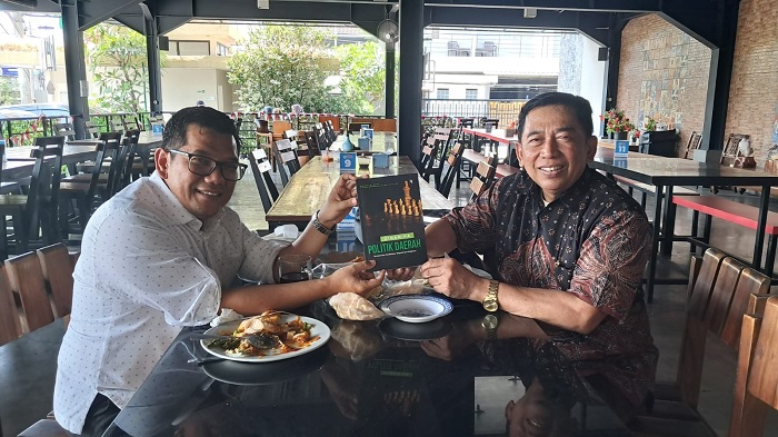 Bersatu Saat Daftar, Berpisah di Jalan: Ketua DPRD Kendal Bedah Dinamika Politik Lokal Lewat Buku