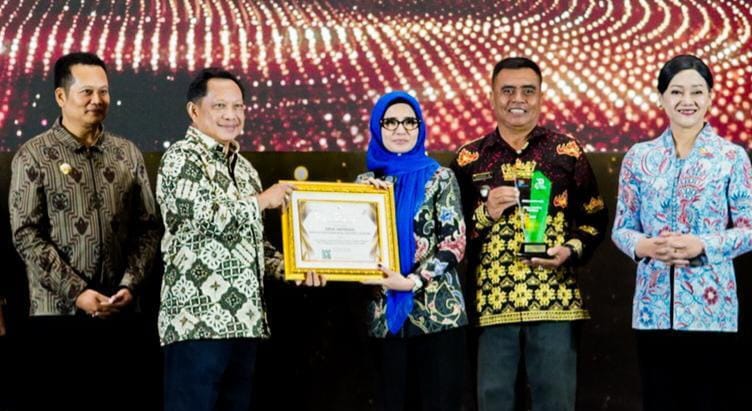 Bupati Nanda Terima Penghargaan Nasional Prestasi Desa Sidodadi Sebagai Desa Cantik Terbaik 2026