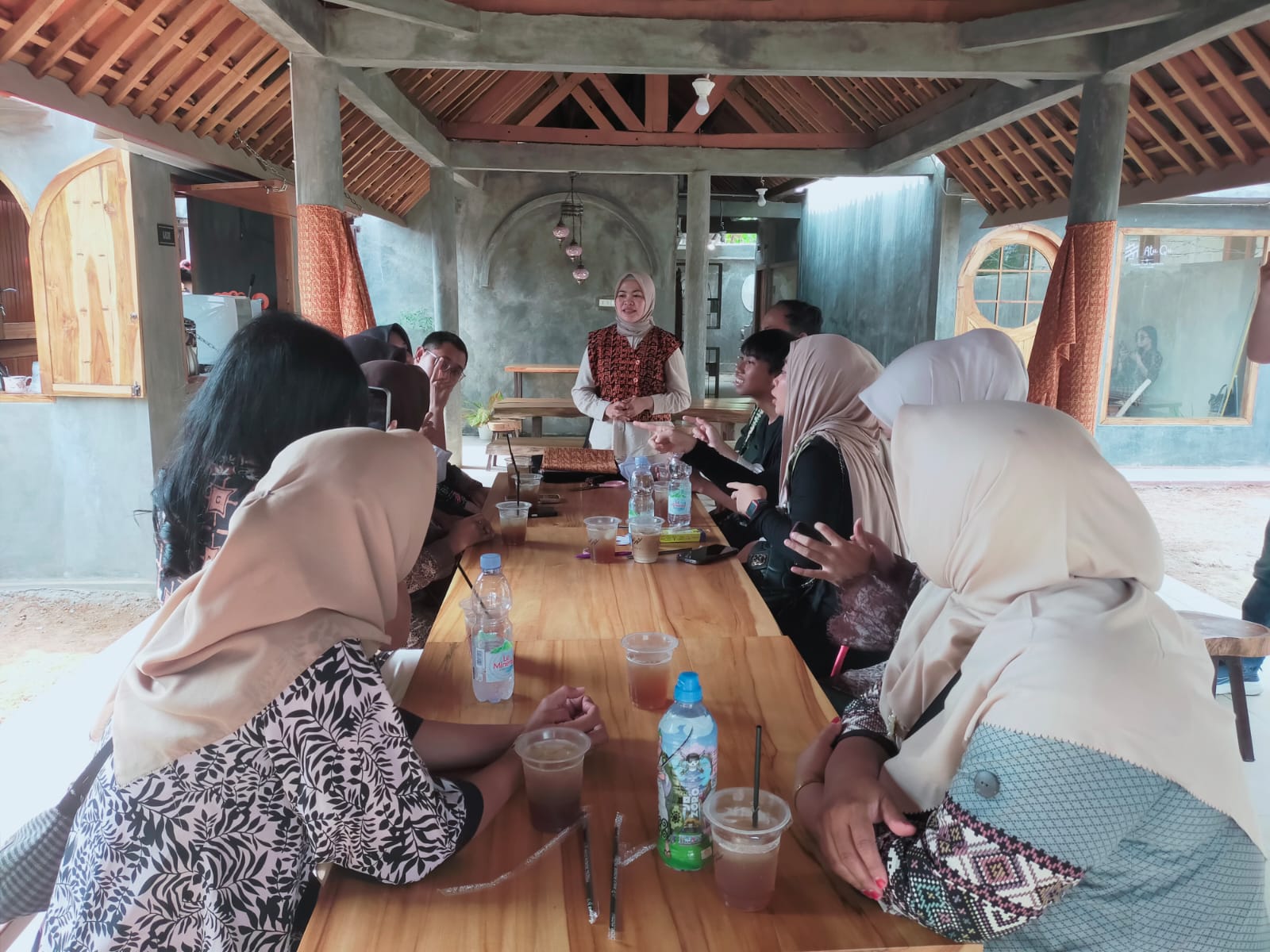 Hari Batik Nasional 2026, Atu Q Sulap Kain Perca Jadi Karya Kriya Lampung