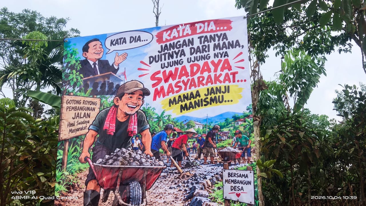 Warga Cor Jalan Utama, Spanduk Sindiran untuk Bupati Tanggamus Terpampang