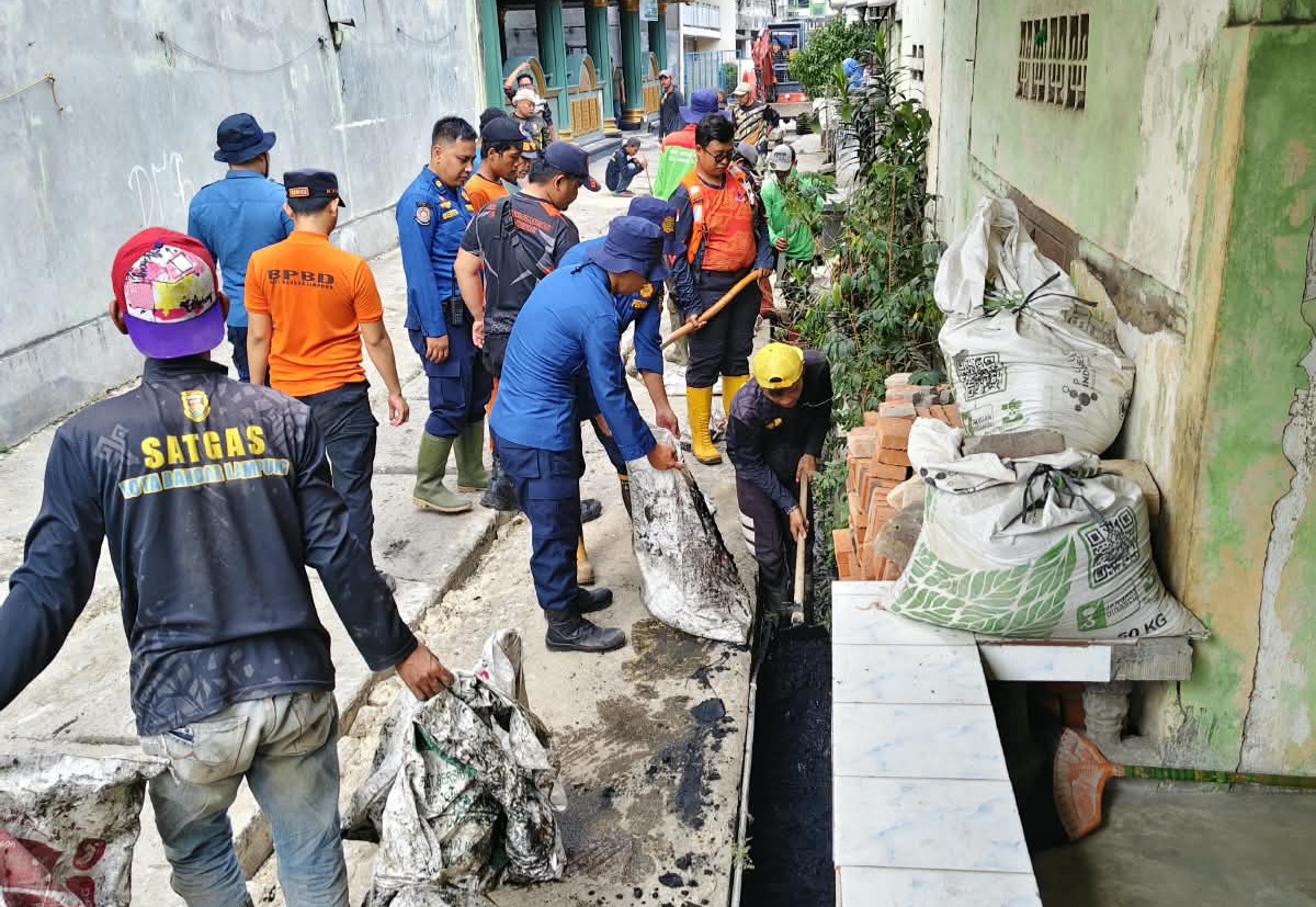 Antisipasi Musim Hujan, Tim Satgas Pemkot Bandarlampung Bersihkan Gorong-gorong di Panjang