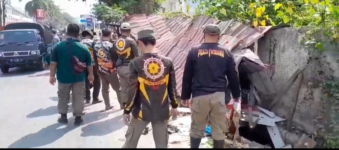 Warung Sepanjang Jalan RE Martadinata Dibongkar, Begini Penjelasan Camat TBT