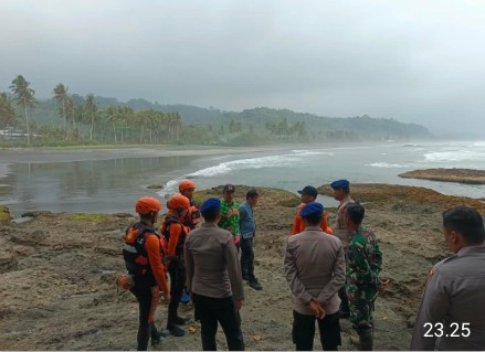 Pria 55 Tahun Lompat dan Raib Ditelan Ombak Samudera di Kabupaten Pesisir Barat