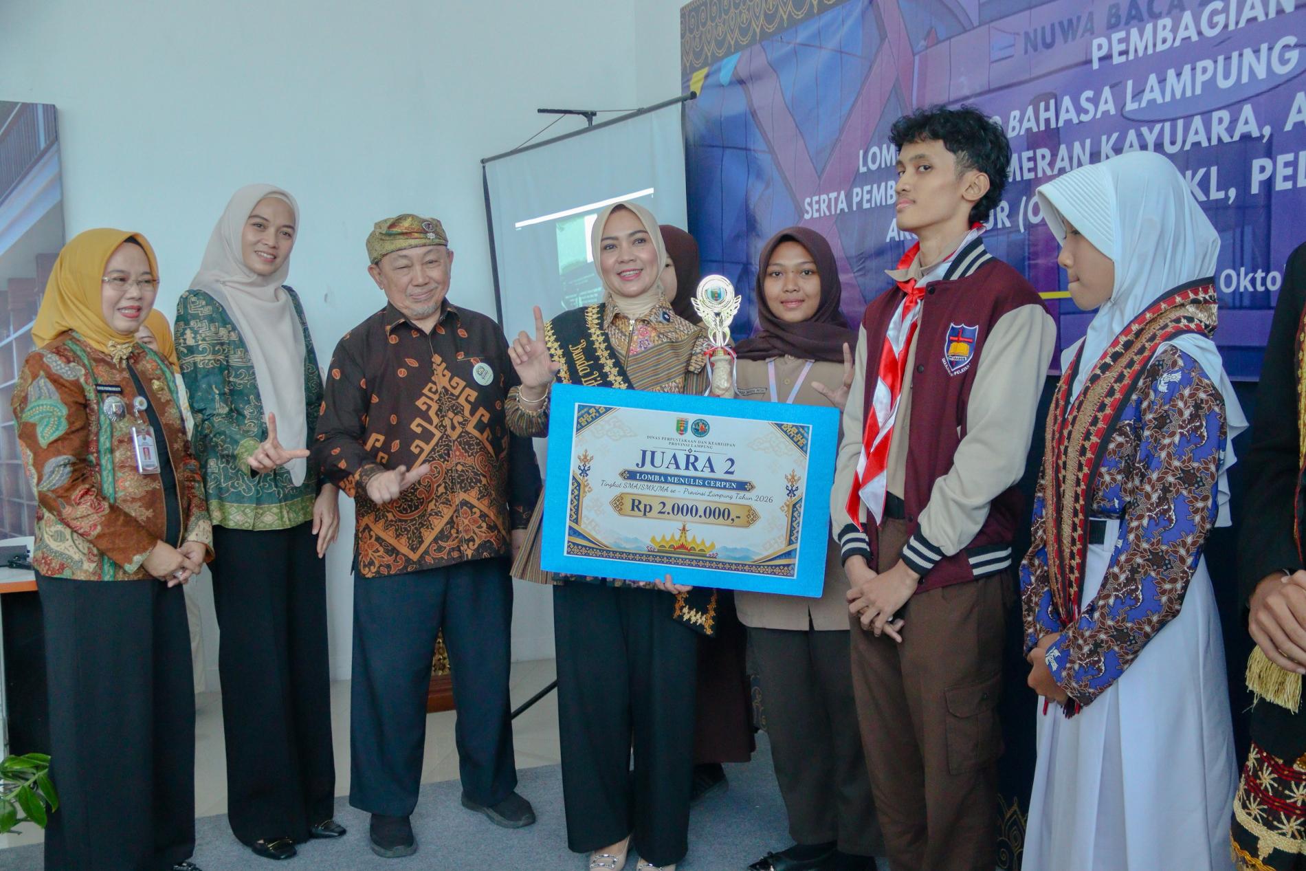 Bunda Literasi Provinsi Lampung Batin Wulan Ajak Generasi Muda Lestarikan Budaya melalui Pameran Kayu Ara