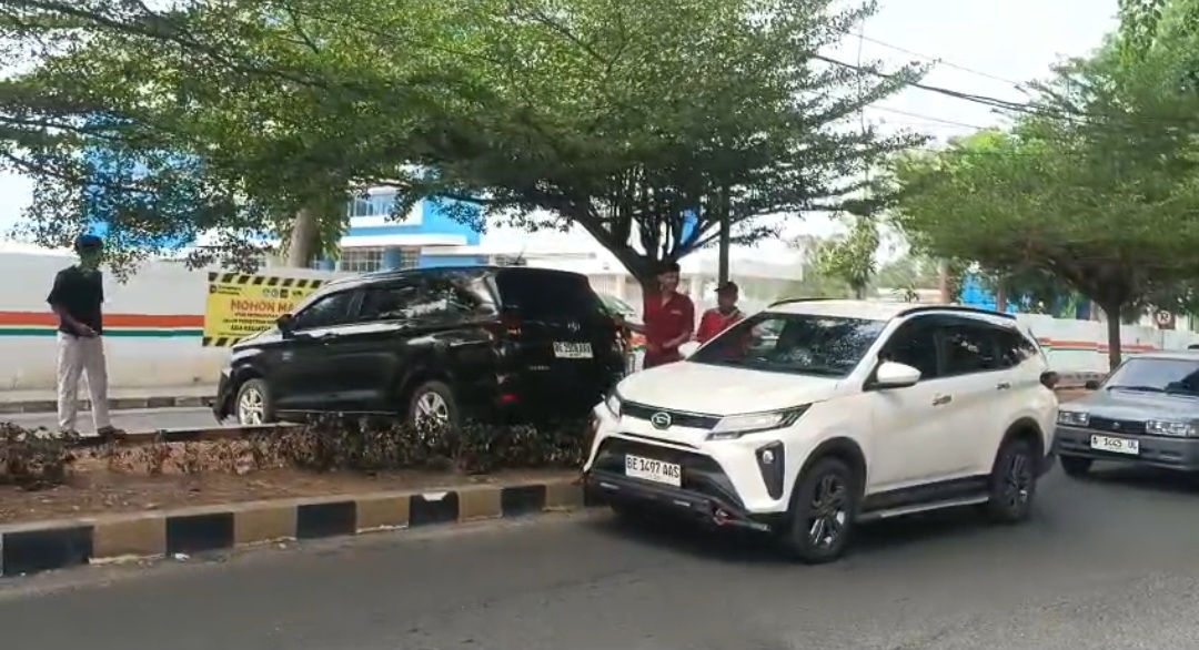 Kecelakaan di Jalur Dua Unila, Avanza Tabrak Motor Mahasiswa hingga Pembatas Jalan