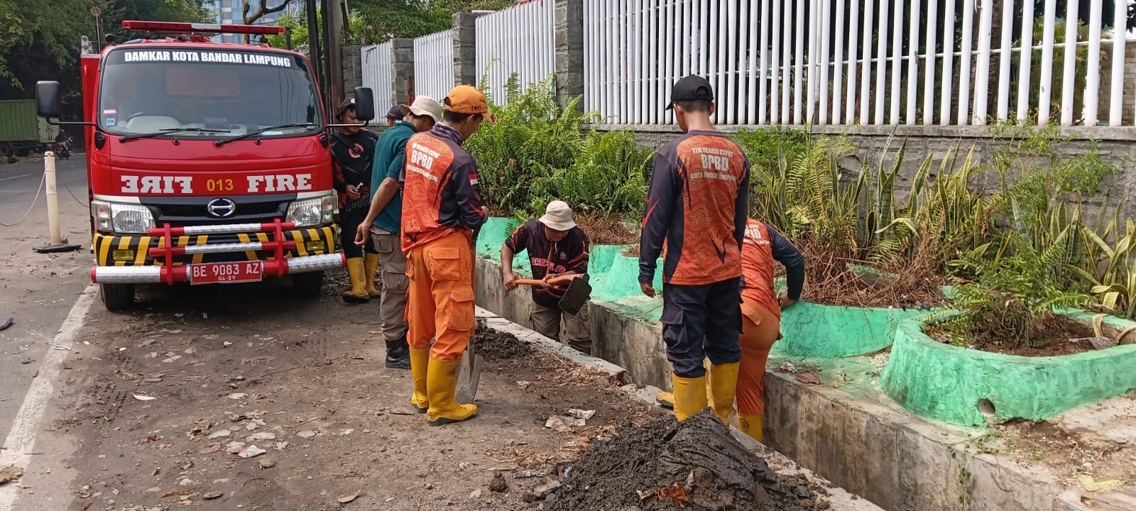 Jelang Musim Hujan, Pemkot Bandarlampung Gencarkan Pembersihan Drainase dan Penanganan Pohon Tumbang