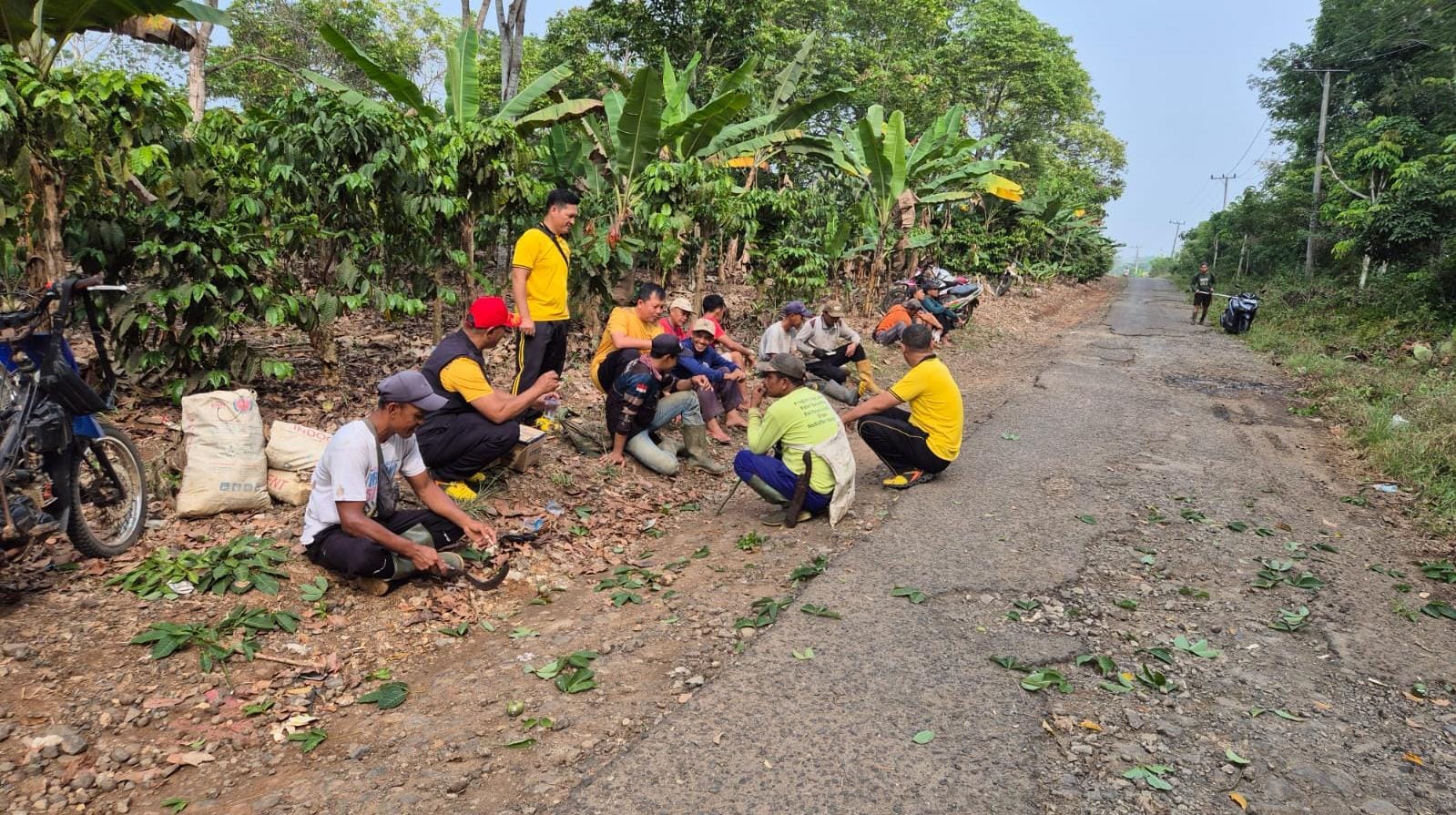Green Policing Polsek Pulau Panggung dan Warga Gotong Royong Bersihkan Jalan serta Sampah di Pekon Way Ilahan Tanggamus