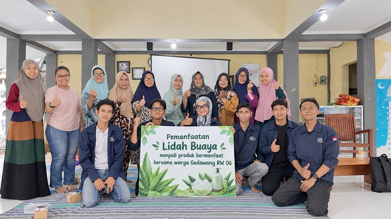 Sulap Tanaman Hias Jadi Cuan, Mahasiswa KKN USM Ajak Ibu-Ibu Gedawang Olah Lidah Buaya